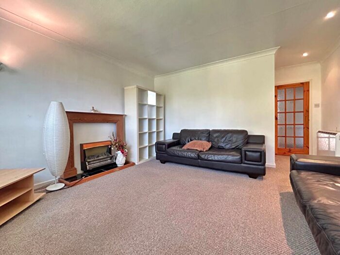 2 Bedroom Flat To Rent In Hollin Court, Hollin Lane, Weetwood, Leeds, LS16