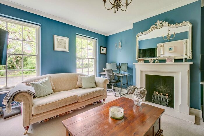 3 Bedroom Property To Rent In Hopping Lane, Canonbury, N1