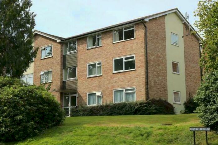2 Bedroom Flat To Rent In Sharrow Close, Haywards Heath, RH16