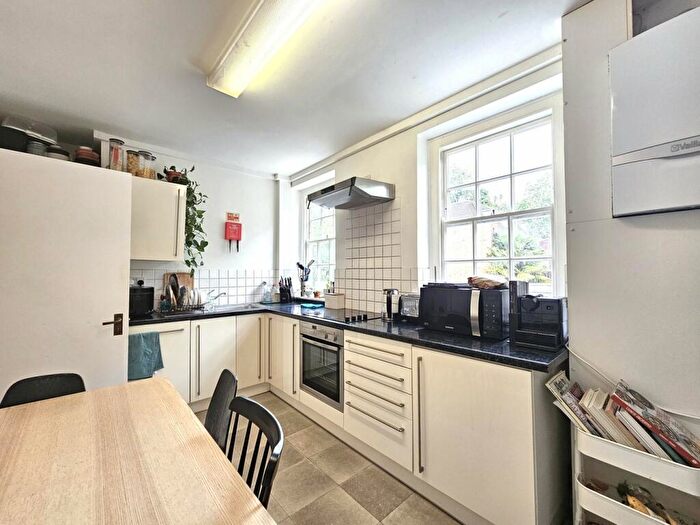 3 Bedroom Flat To Rent In Finchley Road, London, NW11