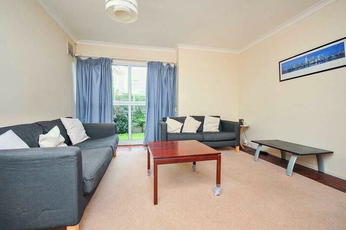 2 Bedroom Apartment To Rent In Ingleside Close, Beckenham, Kent, BR3