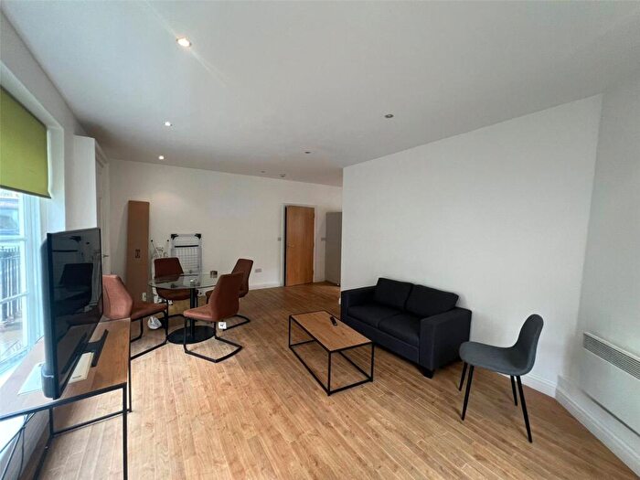 1 Bedroom Flat To Rent In St. James's Parade, Bath, Somerset, BA1