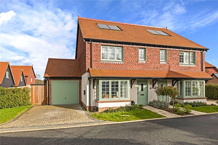 3 Bedroom Semi-Detached House For Sale In Fallow Close, Ewhurst, Cranleigh, Surrey, GU6