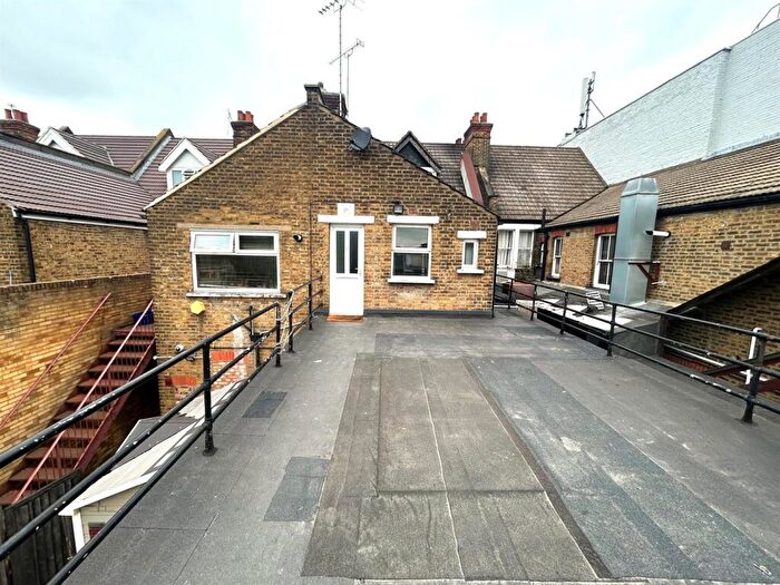 3 Bedroom Flat To Rent In Station Road, Upminster, RM14