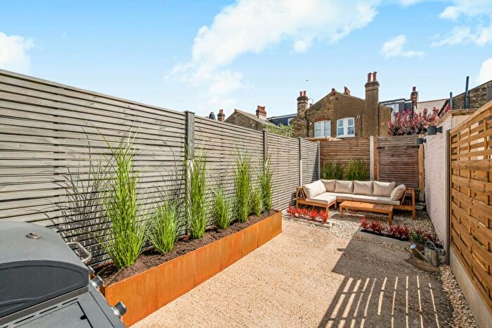 2 Bedroom Flat For Sale In Avondale Road, Mortlake, SW14