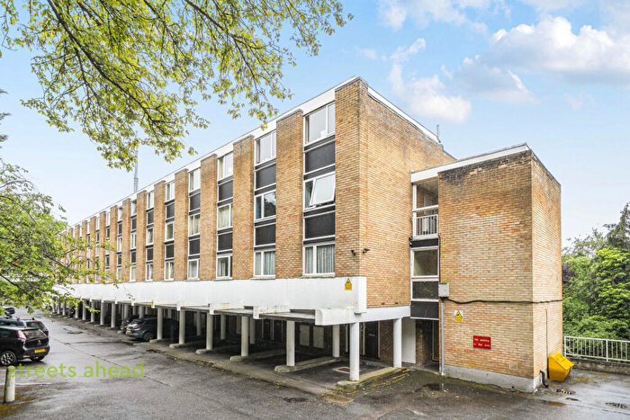 2 Bedroom Apartment For Sale In Beulah Hill, London, SE19