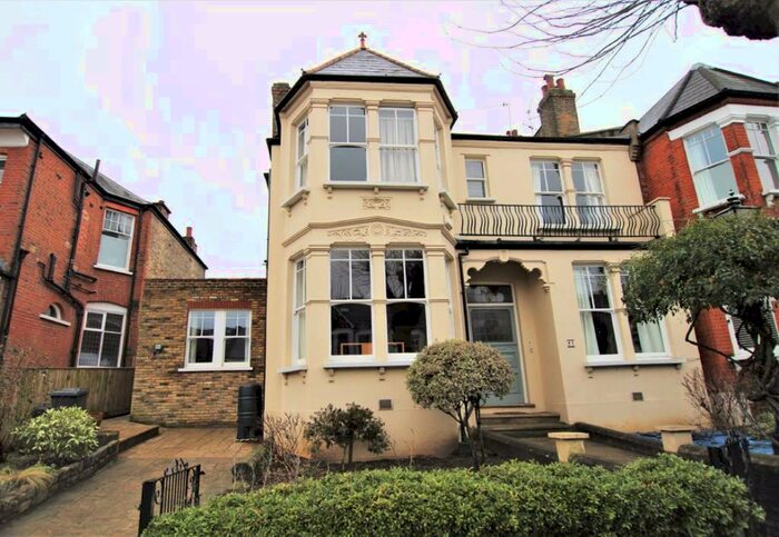 Flat To Rent In Methuen Park, London, N10