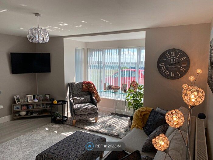2 Bedroom Flat To Rent In Kings Parade, Holland-On-Sea, CO15