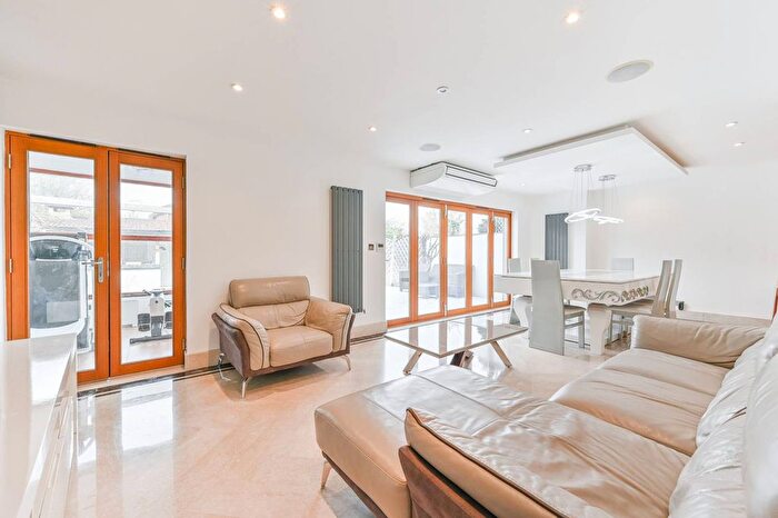 4 Bedroom Terraced House For Sale In Castleton Road, Mitcham, CR4