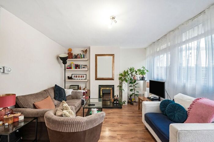 3 Bedroom Flat To Rent In Bolingbroke Walk, Battersea, London, SW11