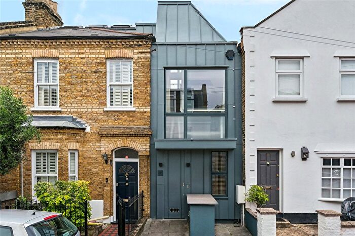 1 Bedroom Detached House For Sale In Wadham Road, SW15