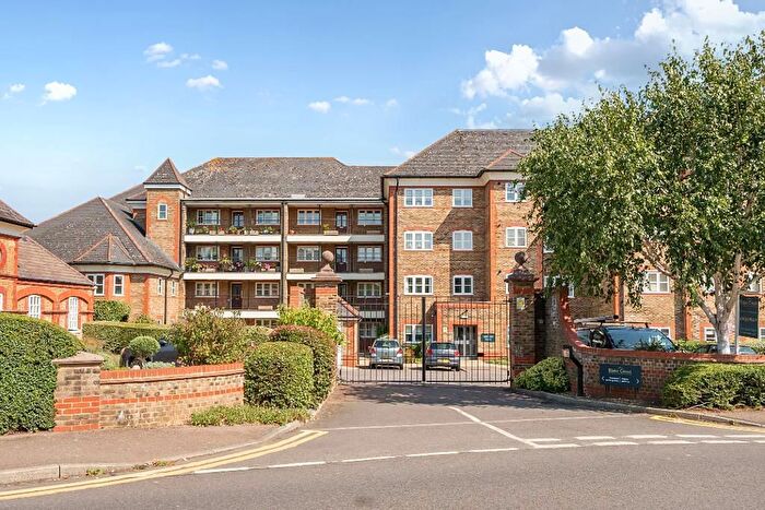 2 Bedroom Property For Sale In Newsholme Drive, London, N21