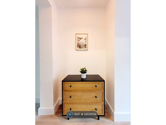 1 Bedroom Flat To Rent In Southsea Avenue, Watford, WD18