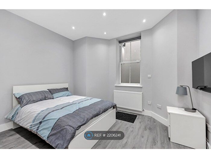 3 Bedroom Flat To Rent In Earlham Grove, Forest Gate, E7