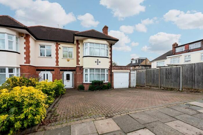 4 Bedroom Semi-Detached House To Rent In Saxon Way, London N14