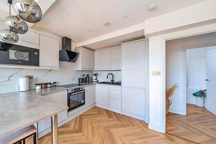 4 Bedroom Flat To Rent In Weir Road, Balham, London, SW12
