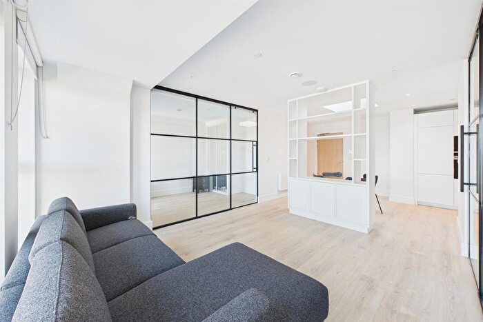 2 Bedroom Flat To Rent In Beverley Way, London, SW20