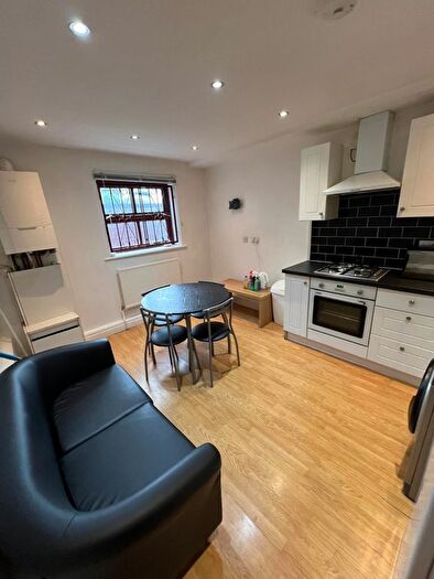 3 Bedroom Flat To Rent In Belle Vue Road, Hyde Park, Leeds, LS3