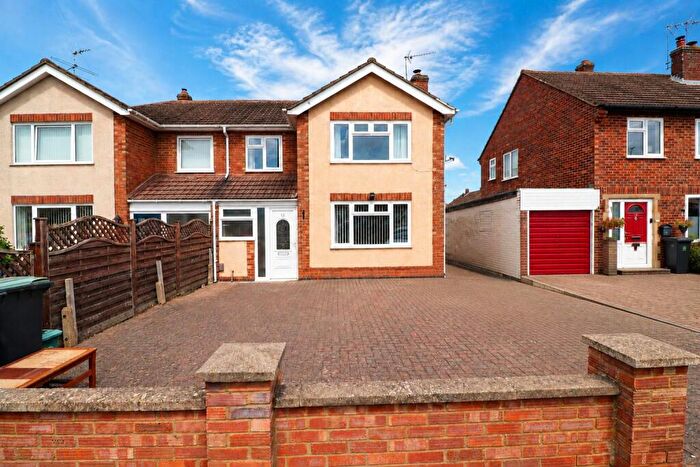 4 Bedroom Semi-Detached House For Sale In Grangeway, Rushden, Northamptonshire, NN10