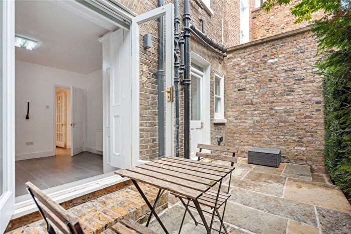 2 Bedroom Flat To Rent In Brunswick Gardens, London, W8