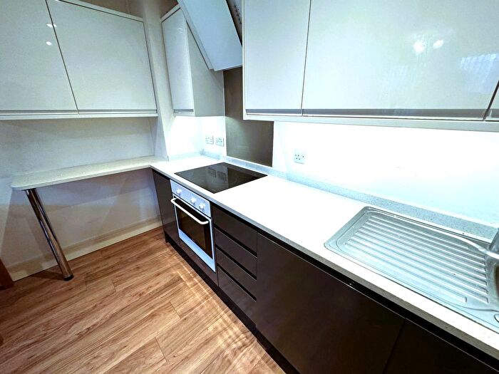 2 Bedroom Flat To Rent In Mercury Gardens, Romford, RM1