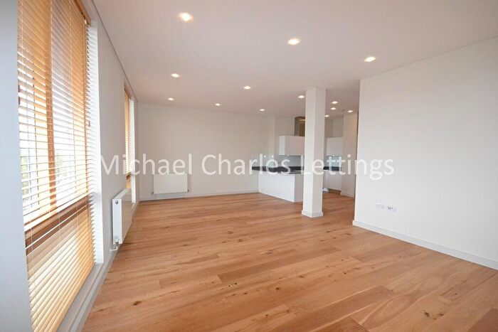 3 Bedroom Flat To Rent In Middle Lane, London, N8