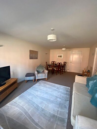 2 Bedroom Flat For Sale In Friar Court, Worcester, WR1