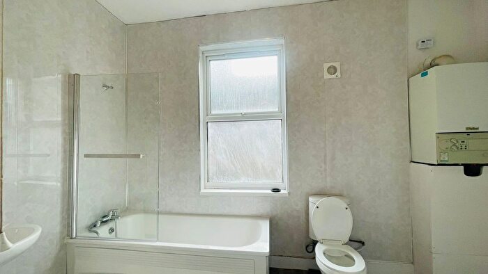 2 Bedroom Flat To Rent In Selsdon Road, Newham, E13