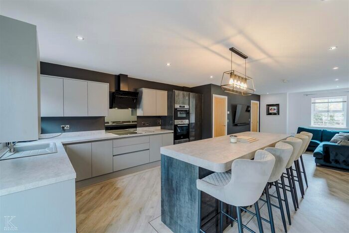 3 Bedroom Town House For Sale In Burnley Road, Cliviger, BB10