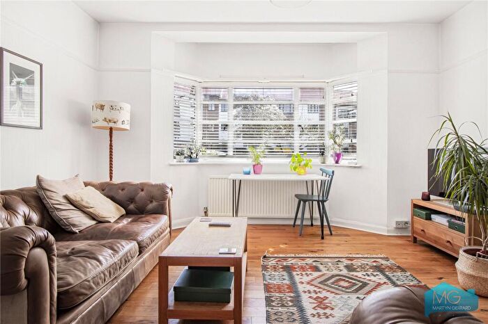 2 Bedroom Apartment For Sale In The Lindens, Friern Park, London, N12