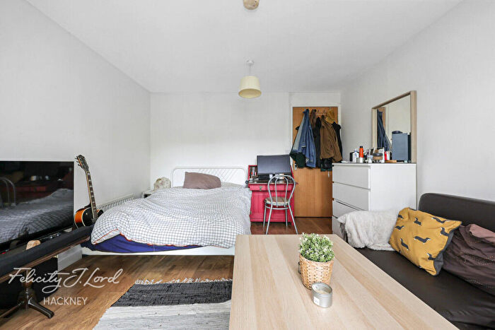2 Bedroom Apartment For Sale In Southwold Road, London, E5