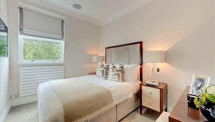 2 Bedroom Flat To Rent In Kensington Gardens Square, London, W2