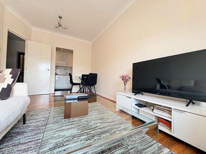 3 Bedroom Flat To Rent In Forest Road, London, E17