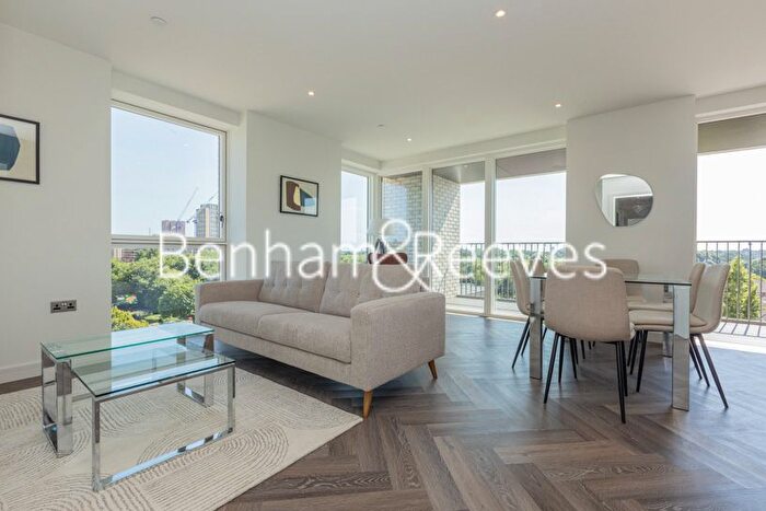 3 Bedroom Flat To Rent In Henshaw Parade, Hendon, NW9