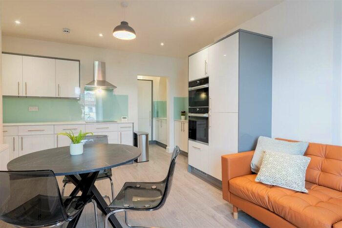 3 Bedroom Apartment To Rent In Clifton Park Road, Bristol, BS8