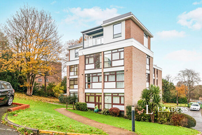 2 Bedroom Flat To Rent In Beechcroft Manor, Weybridge, Surrey, KT13