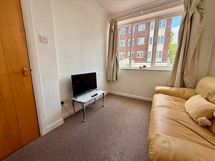 2 Bedroom Flat To Rent In Lizmans Court, Oxford, OX4