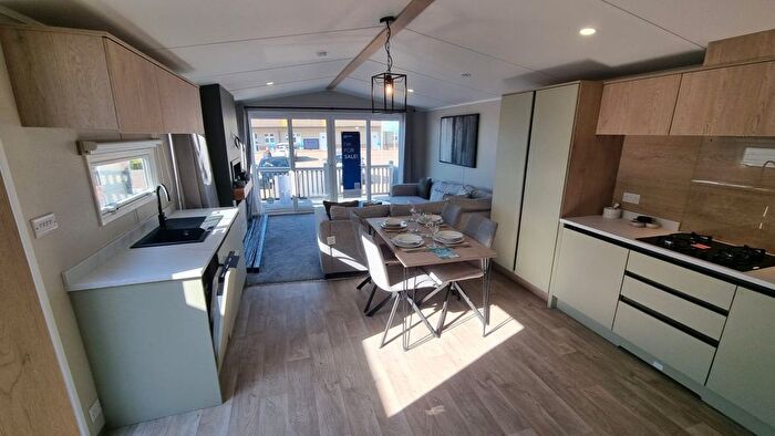 2 Bedroom Mobile/park Home For Sale In Warners Lane, Selsey, Chichester, PO20
