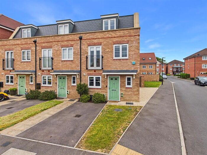 3 Bedroom End Of Terrace House For Sale In Keywood Drive, Hersham, Walton-On-Thames, KT12