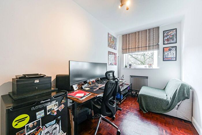 2 Bedroom Flat For Sale In Allison Close, Greenwich, London, SE10