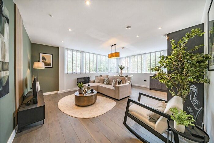 1 Bedroom Flat To Rent In West Byfleet, Surrey, KT14
