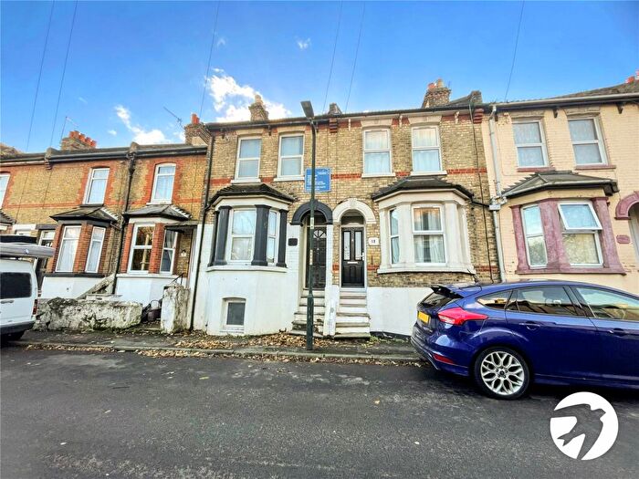 4 Bedroom Terraced House To Rent In Salisbury Road, Chatham, Kent, ME4