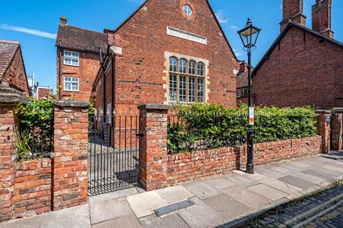 1 Bedroom Flat For Sale In Pebble Lane, Aylesbury, Bucks, HP20