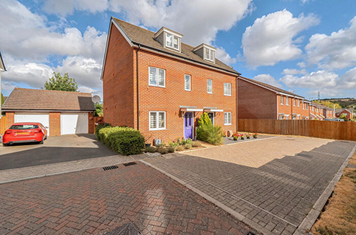 4 Bedroom Semi-Detached House For Sale In London Road, Dunstable, Bedfordshire, LU6