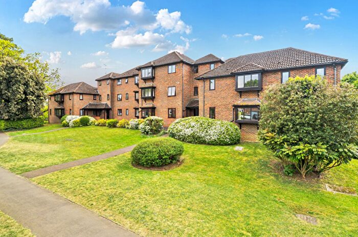 2 Bedroom Flat For Sale In Godalming, Surrey, GU7