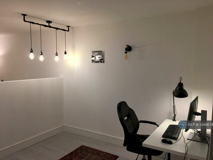 Studio To Rent In Commercial Road, Swindon, SN1