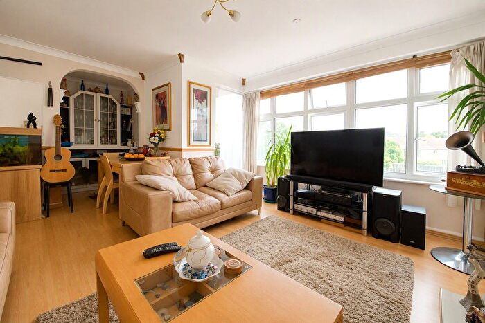 3 Bedroom Flat For Sale In Market Parade, Leyton, E10
