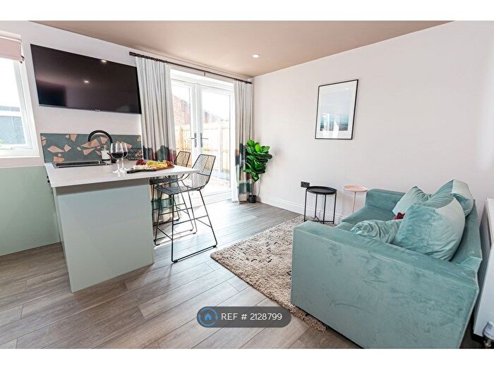 2 Bedroom Flat To Rent In Holdenhurst Road, Bournemouth, BH8