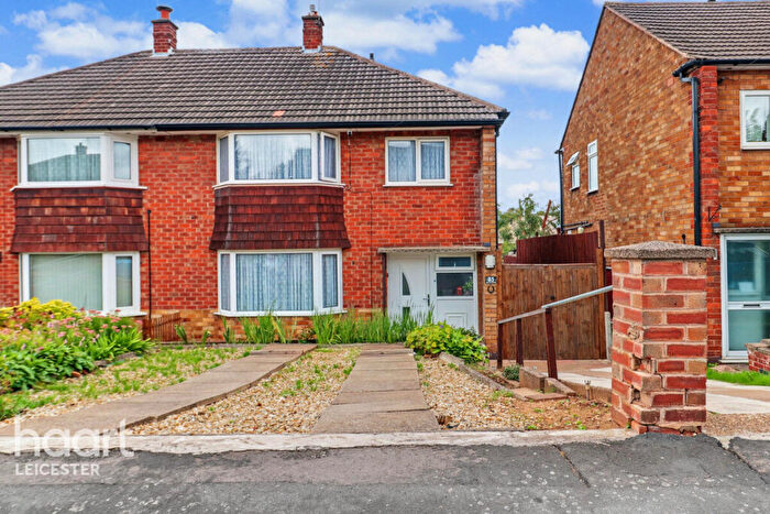3 Bedroom Semi-Detached House For Sale In Lonsdale Road, Leicester, LE4