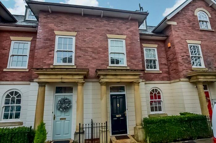 3 Bedroom Town House To Rent In Abbeycroft Close, Tyldesley, M29